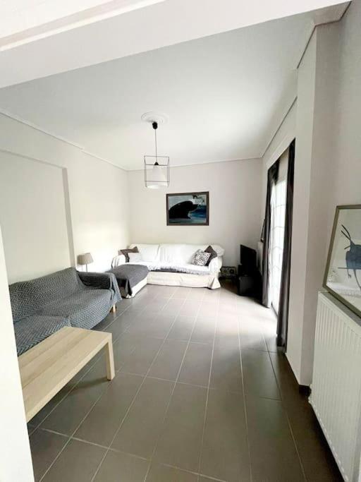 Appartamento 20' From The Airport,20' From The Center Of Atene Esterno foto